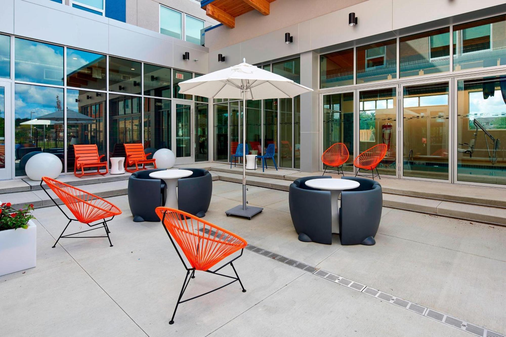 Aloft Cleveland Airport Hotel North Olmsted Exterior photo